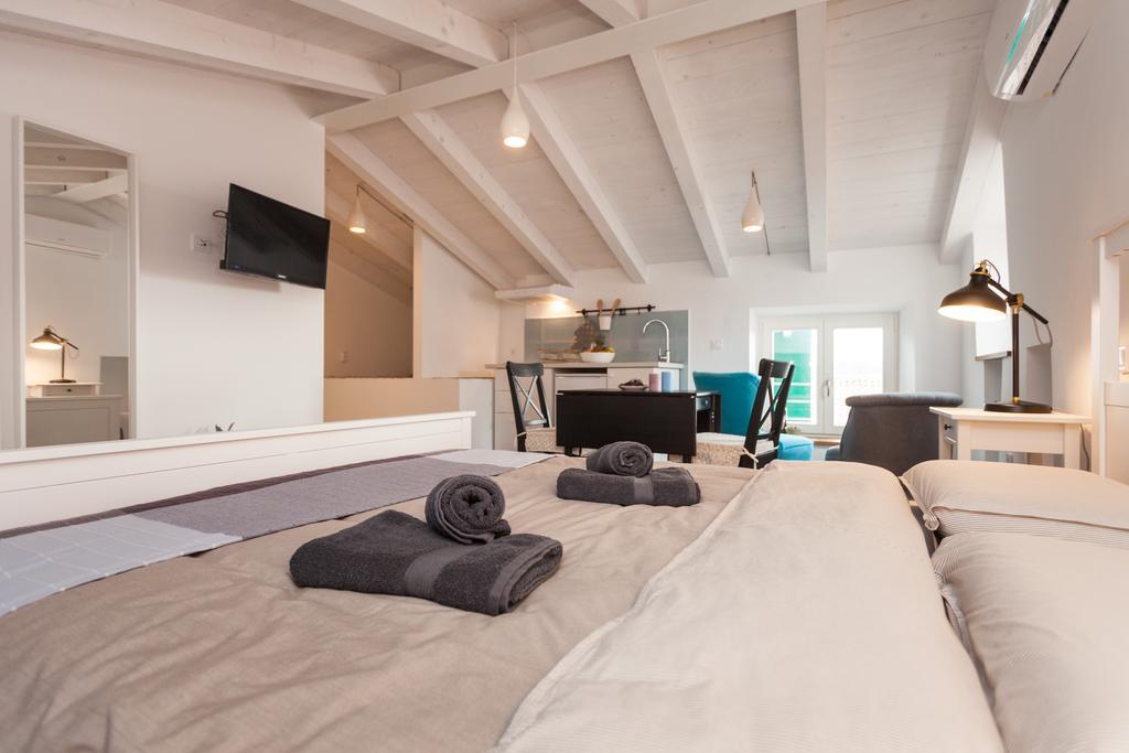 Apartments And Rooms Hey 罗维尼 外观 照片